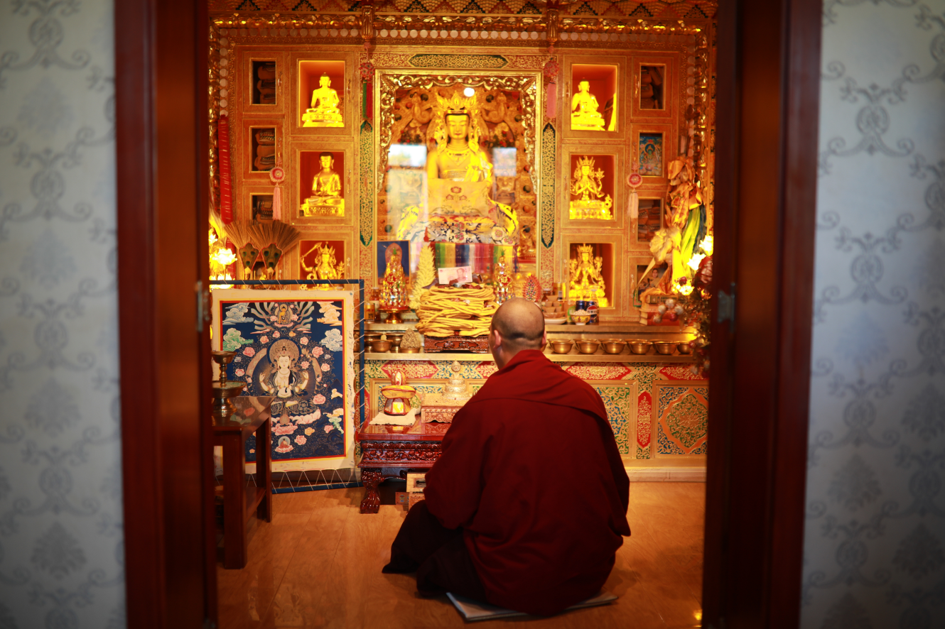 佛堂祈愿与唐卡供奉场景